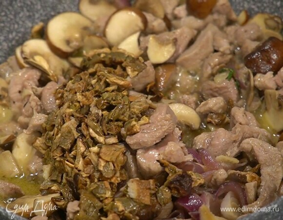 Сухие грибы залить кипятком и дать постоять несколько минут, чтобы они стали мягкими, затем воду слить, грибы промыть, мелко порубить и добавить в начинку.