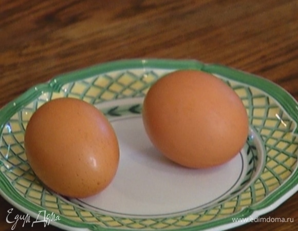 Яйца отварить вкрутую, затем почистить и вынуть желтки.