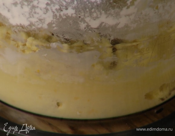 Крахмал, 100 г муки и разрыхлитель перемешать и частями всыпать в блендер, продолжая вымешивать, пока тесто не станет однородным.