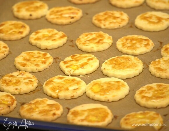 <br />
Выпекать в разогретой духовке 8–10 минут.