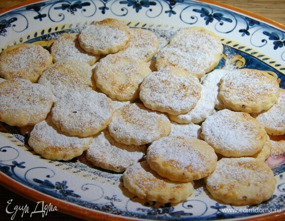 Готовое печенье посыпать оставшейся сахарной пудрой.