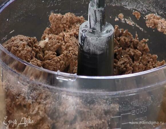 В чашу блендера всыпать муку, сахар, какао, разрыхлитель и соль, влить кефир, растительное масло и все взбить.