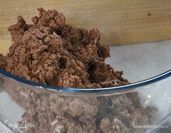 Выложить тесто в глубокую миску и вымесить руками, так чтобы получился шар.