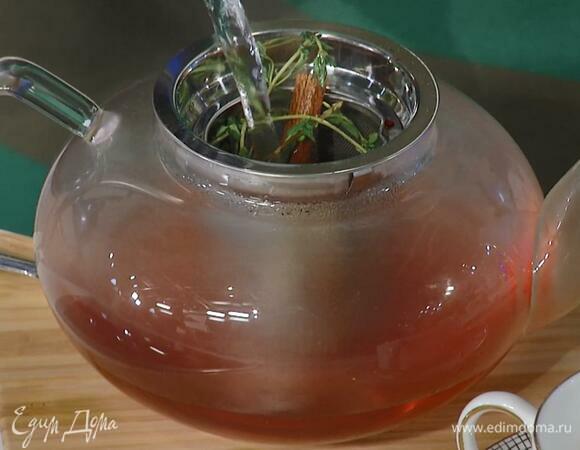 Размороженную бруснику выложить в заварочный чайник, добавить корицу, бадьян и веточки тимьяна, залить все кипятком и дать настояться.<br />
Подавать с медом.