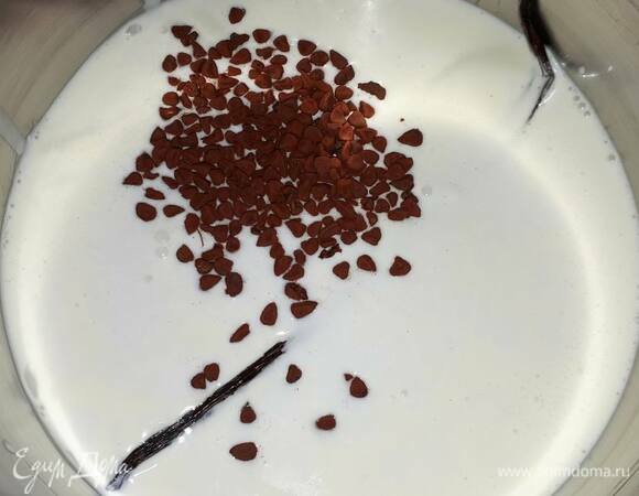 Смешайте сливки, кокосовое молоко и специи (у меня на фото также зерна ачиоте для цвета), доведите до кипения, затем снимите с огня и дайте настояться 5 минут. Затем удалите специи.