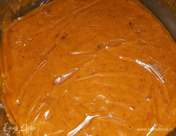 Влейте сливки в шоколад по частям. Обычно делят на три части. После добавления каждой порции размешивайте до однородной массы. Затем вмешайте масло. Накройте пленкой в контакт и уберите в холодильник на 2 часа минимум.