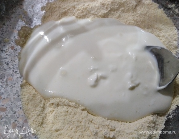 Влить кефир.