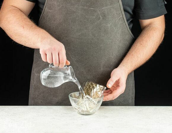 Замочите желатин, как указано в инструкции на упаковке.