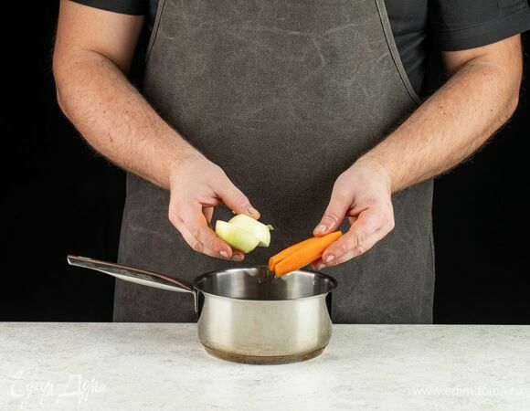 В кастрюлю налейте воду, добавьте луковицу, морковь, лавровый лист, душистый перец горошком, соль и перец молотый.