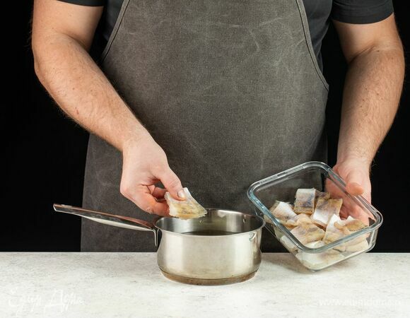 Положите в воду кусочки рыбы и поставьте на огонь. Варите все вместе 15 минут. Снимайте пенку.