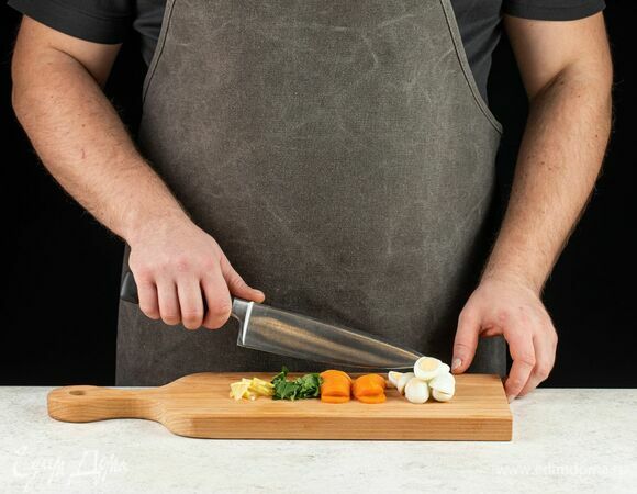 Морковь нарежьте тонко, вареные яйца разрежьте пополам. Нарежьте лимон на тонкие дольки, порубите петрушку.