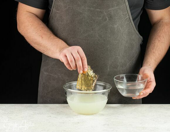 Бульон процедите и смешайте с желатином.