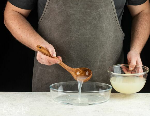 На дно формы для заливного влейте немного бульона и поставьте емкость в холодильник для застывания.