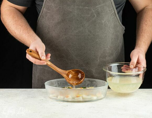 Залейте все оставшимся бульоном, чтобы он полностью покрывал рыбу.