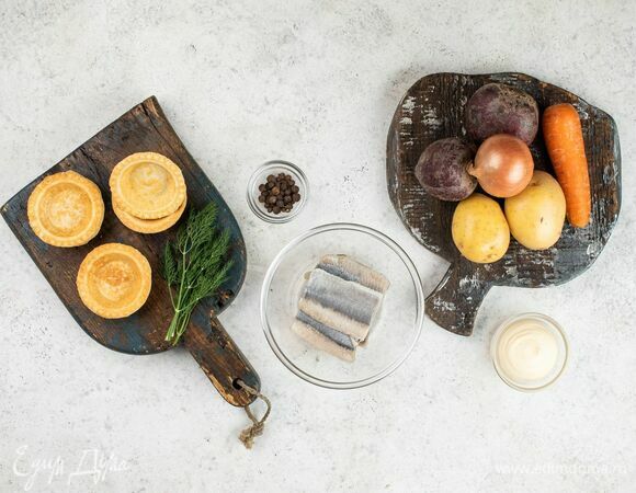 Подготовьте филе сельди. Отварите отдельно свеклу, картофель и морковь.