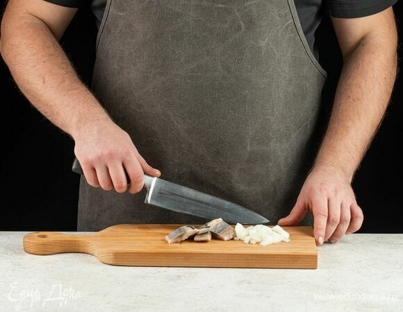 Сельдь нарежьте средними кусочками, измельчите небольшую луковицу.