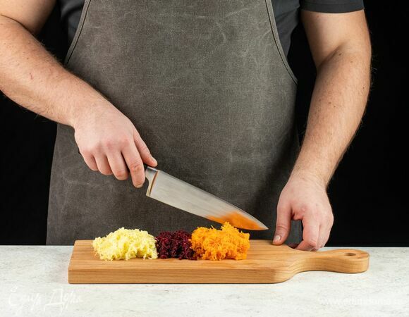 Почистите свеклу, картофель и морковь, натрите на терке.