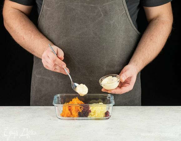 Овощи смешайте с майонезом.