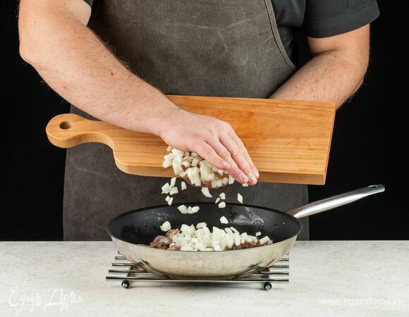 Обжарьте их на растительном масле в жаровне или казане. Измельчите лук, добавьте к потрошкам и тушите, помешивая, до прозрачности.