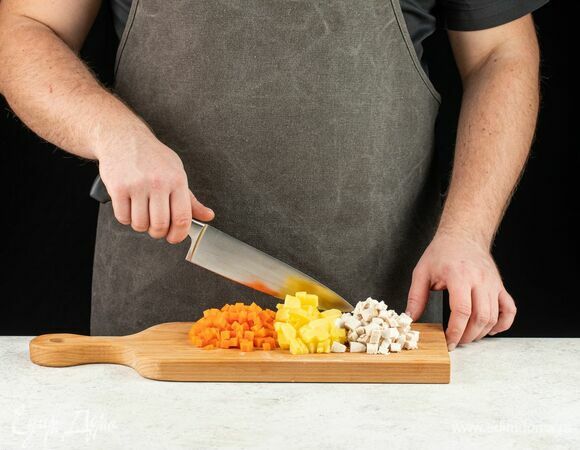 Нарежьте куриную грудку и отварные овощи приблизительно одинаковым кубиком.