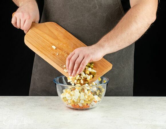 Аналогично нарежьте соленые огурцы и яйца, отправьте в салатник.