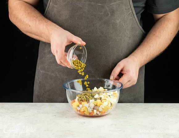 Добавьте консервированный горошек.