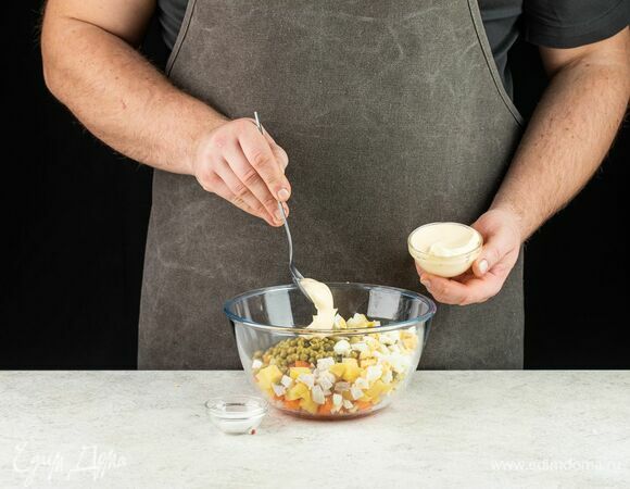 Заправьте майонезом, посолите по вкусу. Перемешайте.