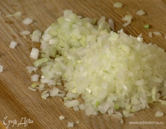 Шалот почистить и порубить очень мелко.