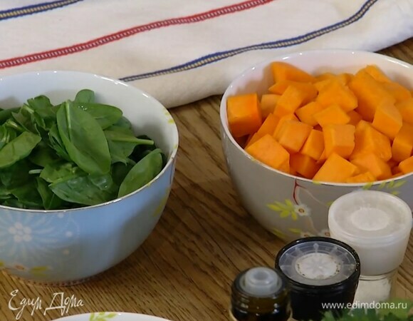 Тыкву почистить и нарезать небольшими кубиками (должно получиться 400 г).