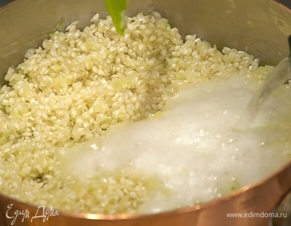 Влить половину просекко и на среднем огне дать ему выпариться.