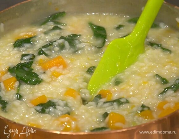 Когда ризотто будет практически готово, добавить шпинат и, помешивая, прогреть, затем влить оставшееся вино и дать алкоголю выпариться.