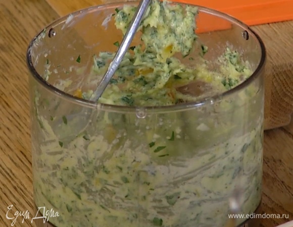 Приготовить пряную заправку: чеснок почистить и выложить в чашу блендера, добавить листья розмарина и тимьяна, зелень петрушки, сливочное масло, соль и все взбить, затем поперчить, добавить 2 ст. ложки апельсинового джема и все перемешать.