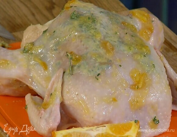 Приподняв кожу, смазать мясо заправкой, а кожу сверху — 2 ст. ложками апельсинового джема, посолить и поперчить.