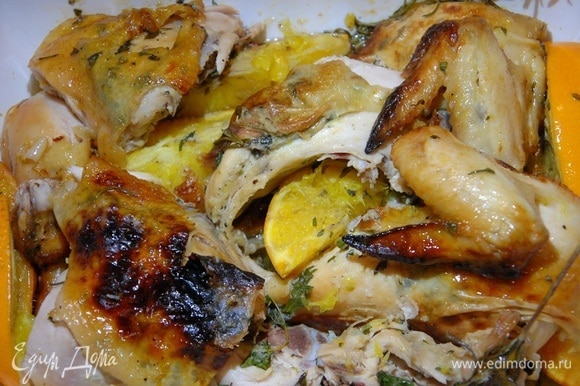 Запекать курицу до готовности, затем дать отдохнуть и порезать на порции.