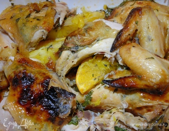 Запекать курицу до готовности, затем дать отдохнуть и порезать на порции.