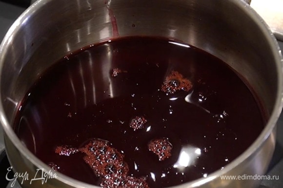 Вишню предварительно разморозить, затем выделившийся сок слить, ягоды отжать — должно получиться 250 мл жидкости.
