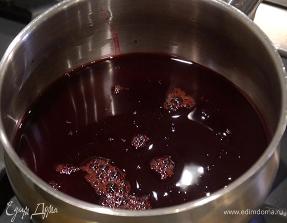 Вишню предварительно разморозить, затем выделившийся сок слить, ягоды отжать — должно получиться 250 мл жидкости.