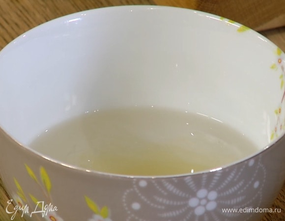 Желатин замочить в воде и дать постоять 5–7 минут, затем вынуть из воды и промокнуть бумажным полотенцем.