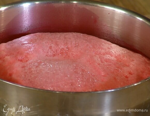 Вишневый сок влить в кастрюлю, всыпать сахарную пудру и, помешивая, довести до кипения, затем тонкой струйкой влить просекко и перемешать венчиком, добавить желатин и еще раз перемешать.