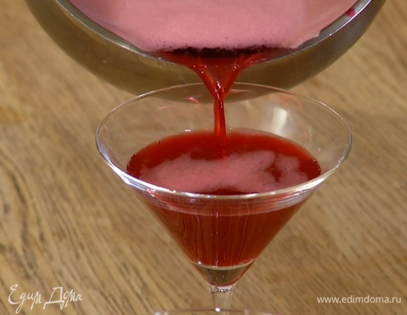 Вишневую массу разлить в прозрачные креманки и охлаждать в холодильнике до полного застывания.