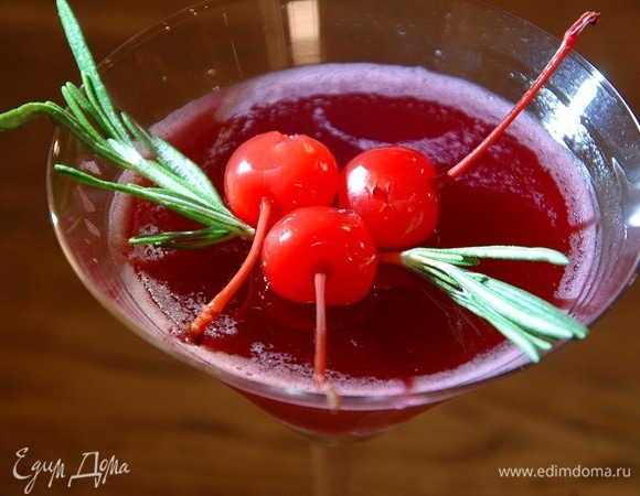 Готовое желе украсить коктейльной вишней и листьями розмарина.