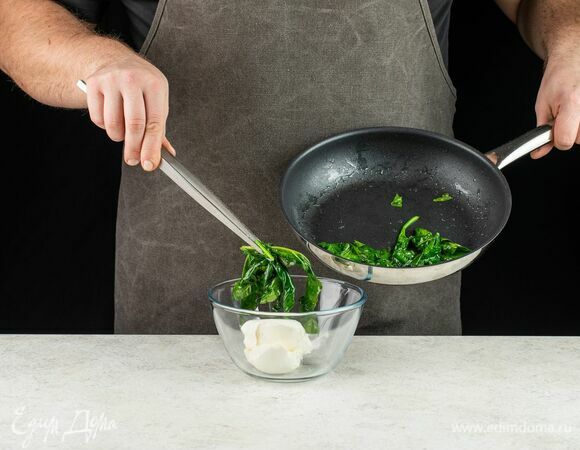 Припущенный шпинат немного остудите и смешайте с творожным сыром.