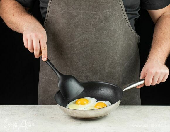 Пожарьте на сковороде глазунью, посолите по вкусу.