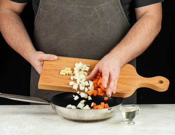 Морковь, лук и чеснок измельчите, пожарьте на растительном масле.