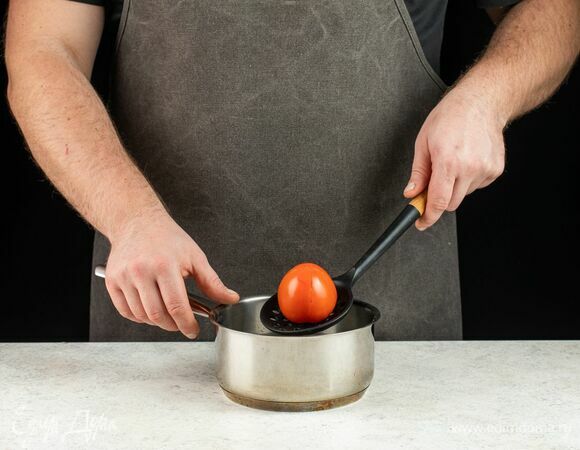 На помидорах сделайте крестообразные надрезы, ошпарьте овощи кипятком и очистите от кожицы.