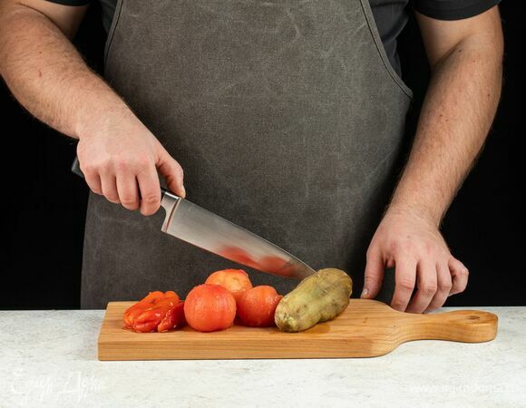 Запеченные овощи остудите и очистите от кожицы, удалите плодоножку и семена.