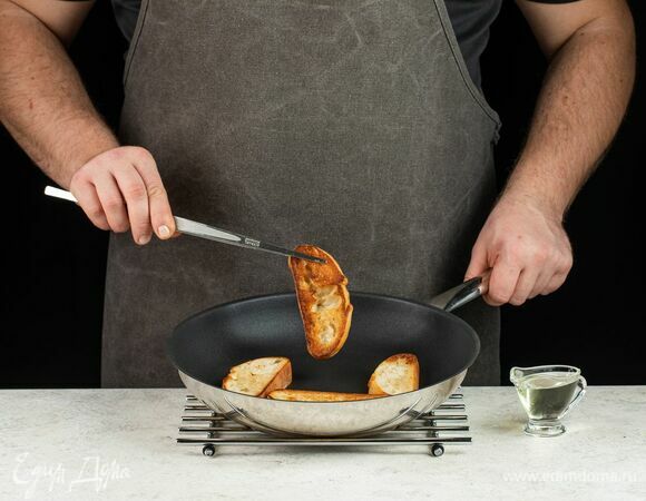 Чиабатту нарежьте кусочками толщиной 1 см. Сбрызните оливковым маслом и обжарьте на раскаленной сковороде-гриль.