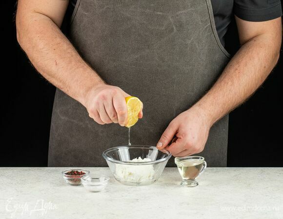 Рикотту выложите в мисочку, добавьте 1 ч. л. лимонного сока, 1 ч. л. оливкового масла, соль и перец по вкусу. Все перемешайте.