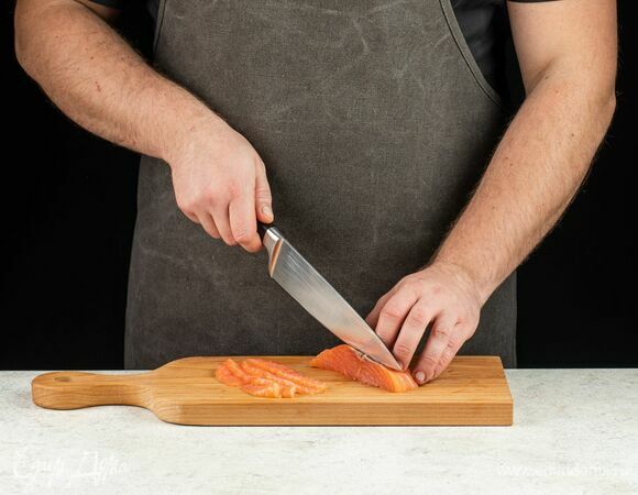 Лосося нарежьте тонкими полосками.