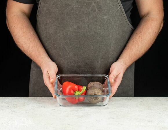 Свеклу и перец запеките в духовке при 200°С до готовности.